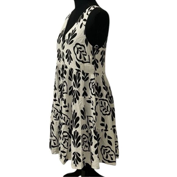 Sincerely Jules Flowy Black and White Sleeveless
Mini Dress(Size Medium) - Picture 2 of 6